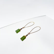 Load image into Gallery viewer, Wilde Emeralde Column Earrings - Aventurine
