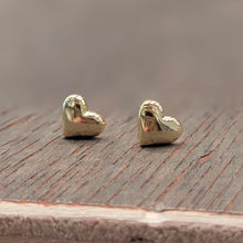 Load image into Gallery viewer, HEART STUDS - Gold
